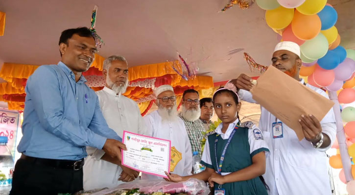 বৃত্তি প্রাপ্ত ছাত্র-ছাত্রীদের মাঝে সনদ ও ক্রেস্ট প্রদান অনুষ্ঠিত