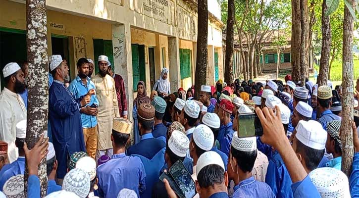 মাদ্রাসা ছাত্রীদের ইভটিজিং প্রতিবাদ করায় ২ ছাত্রকে মারধর