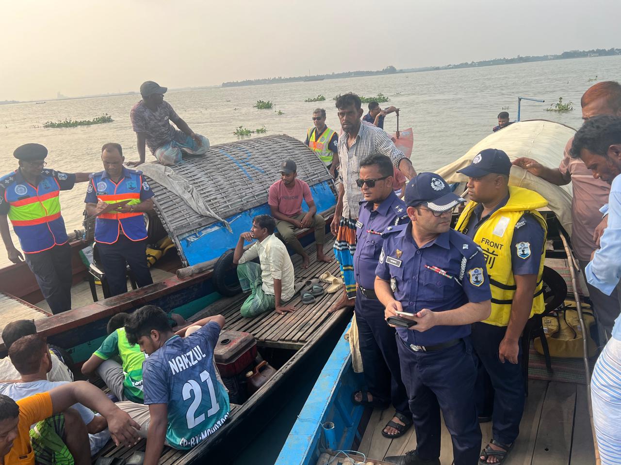 মেঘনায় নদীতে মাছ ধরতে গিয়ে দুই ট্রলারের সংঘর্ষ, মাঝনদীতে নিখোঁজ ১