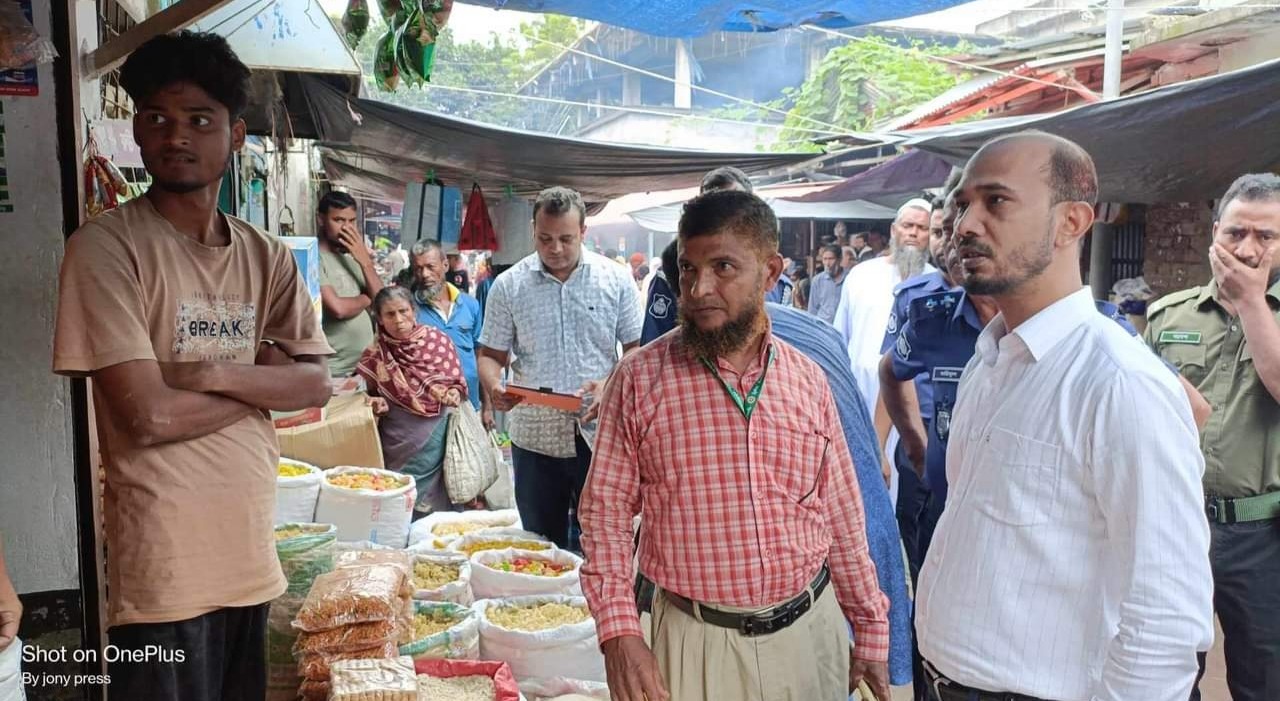 নিয়ামতপুরে ভ্রাম্যমান আদালতে ছয় দোকানীকে জরিমানা