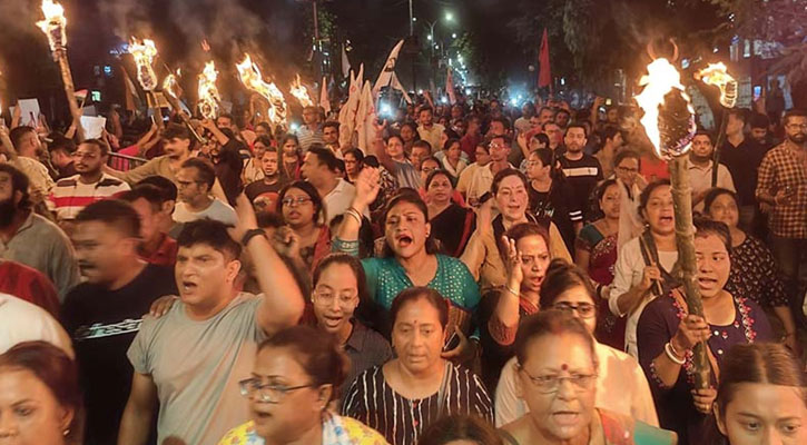 রাতের আলো নিভিয়ে প্রতিবাদে নামলো ভারতের পশ্চিমবঙ্গবাসী