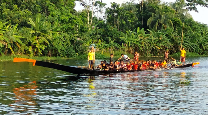 নৌকা শুন্য দর্শকদের সমাগম