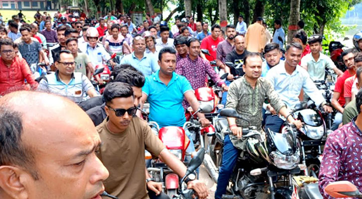 মাগুরার শ্রীপুরে দুর্গা পূজা উপলক্ষে বর্ণাঢ্য মোটর সাইকেল শোভাযাত্রা