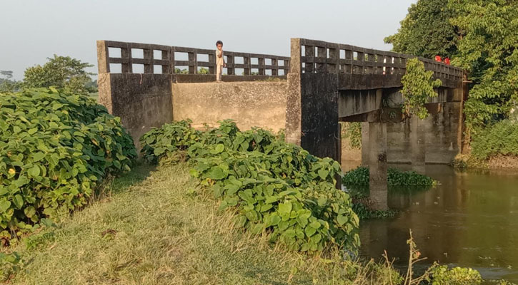 মদনে ইউপি সদস্যের বিরুদ্ধে কাজ না করে প্রকল্পের টাকা আত্মসাতের অভিযোগ