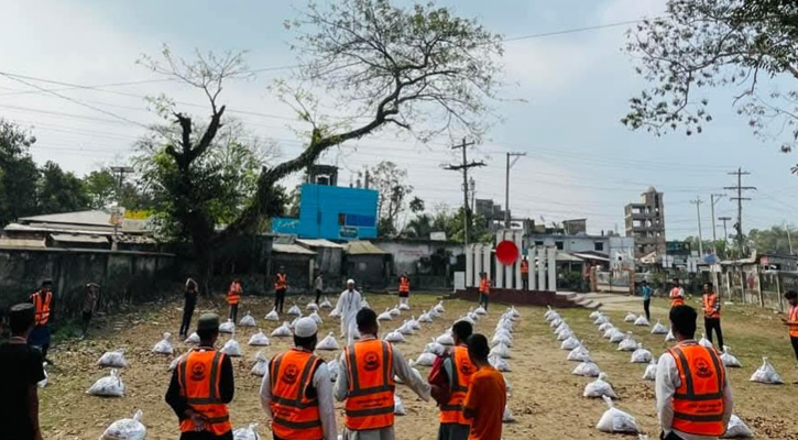 একতা সমাজ কল্যাণ পরিষদের ইফতার সামগ্রী পেয়ে খুশি শতাধিক পরিবার