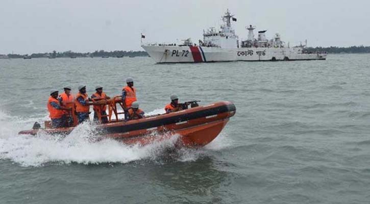 সেন্টমার্টিনের কাছে টহল দিচ্ছে বাংলাদেশ নৌবাহিনী ও কোস্ট গার্ড