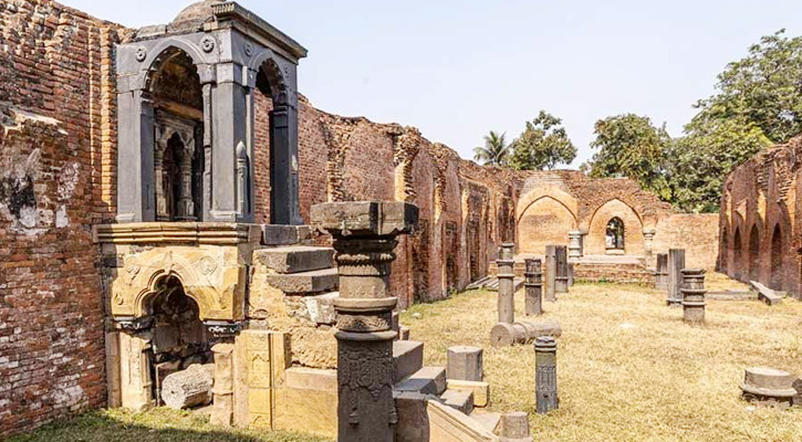 ইতিহাসের অলিন্দে এক বেলা, ভ্রমণ তালিকায় থাক পাণ্ডুয়া