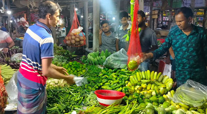 পলাশে নিত্যপণ্যের লাগামহীন ঊর্ধ্বগতি, দিশেহারা ক্রেতারা