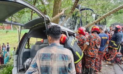 উজিরপুরে মাইক্রোবাস-বাসের মুখোমুখি সংঘর্ষে কলেজছাত্রী নিহত