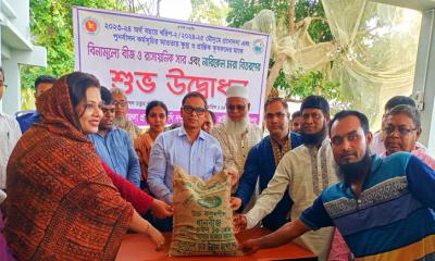 কাউখালীতে প্রান্তিক চাষিদের মাঝে সার, বীজ ও নারকেল চারা বিতরণ