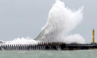 তাইওয়ানে ৯ ক্রুসহ পণ্যবাহী জাহাজডুবি