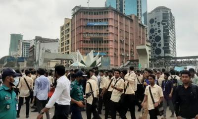 শাপলা চত্বরে অবরোধ নটর ডেম শিক্ষার্থীদের