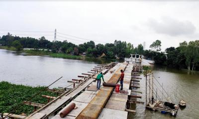 ভাঙ্গুড়ায় বড়াল নদীর ওপর এগিয়ে চলেছে সেতুর কাজ