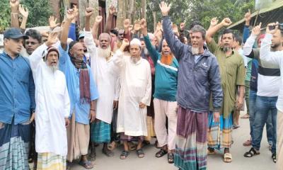 স্বাক্ষীর বিরুদ্ধে আসামী পক্ষের মিথ্যা মামলা, প্রতিবাদে এলাকাবাসীর মানববন্ধন