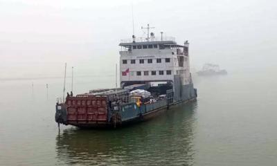 ঘন কুয়াশায় পাটুরিয়া ও আরিচায় ফেরি চলাচল বন্ধ