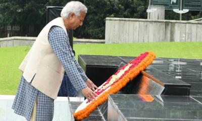 সশস্ত্র বাহিনীর বীর শহীদদের প্রতি প্রধান উপদেষ্টার শ্রদ্ধা