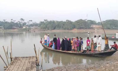 সেতুর অভাবে ভোগান্তিতে দুই উপজেলার লক্ষাধিক মানুষ