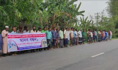 কালাইয়ে আলুর ভাড়া বৃদ্ধির প্রতিবাদে আলু চাষীদের মানববন্ধন