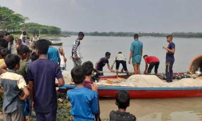 নলছিটিতে বরগুনাগামী লঞ্চের ধাক্কায় নৌকাডুবি, মাদ্রাসাছাত্র নিখোঁজ