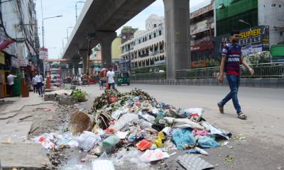 ‘তিলোত্তমা’ নগরীর মূল সড়কে ময়লার ভাগাড়