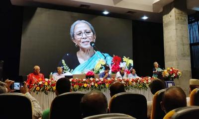 অভিভাবকহীন কুকুরের দায়িত্ব স্থানীয় সরকারের নেয়া উচিত : ফরিদা আখতার