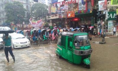 টানা বৃষ্টিতে ডুবল ঢাকা, পথে পথে ভোগান্তি