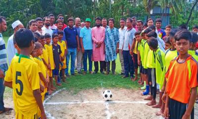 কাউখালীতে বঙ্গবন্ধু ও বঙ্গমাতা ফুটবল টুর্নামেন্টের উদ্বোধন