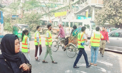 ফুটওভার ব্রিজ ব্যবহারে পথচারীদের মাঝে রাইট টক বাংলাদেশ এর সচেতনতা কর্মসূচি