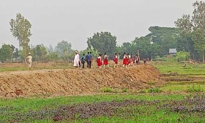 ব্যাক্তিগত উদ্যোগে প্রায় দেড় কিলোমিটার রাস্তা নির্মাণ