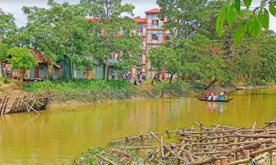 কাউখালীতে ব্রিজ ভাঙ্গায় যোগাযোগ বিচ্ছিন্ন ৯ গ্রামের মানুষ