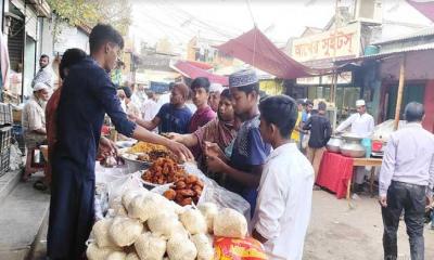 ভাঙ্গুড়ায় রোজার প্রথম দিনেই জমজমাট ইফতার বাজার