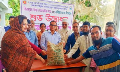 কাউখালীতে প্রান্তিক চাষীদের মাঝে সার, বীজ ও নারকেল চারা বিতরণ