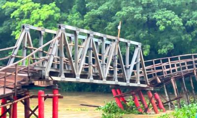 তিতাসের আসমানিয়া বাজারের বেইলি সেতুটি পুনঃনির্মাণের দাবিতে মানববন্ধন