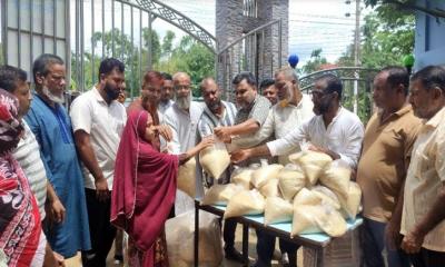 জুড়ীতে বন্যার্ত মানুষের মাঝে বিএনপির ত্রাণ সামগ্রী বিতরণ