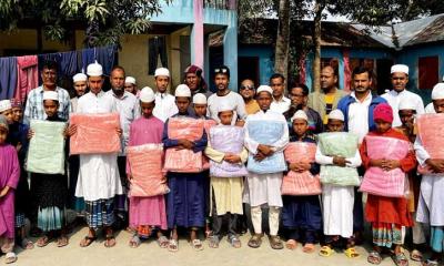 মুকসুদপুরে বিএনপি নেতা সেলিমুজ্জামানের শীত বিতরণ