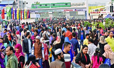 ছুটির দিনে জমজমাট বাণিজ্য মেলা, মূল্য ছাড়ের হিড়িক