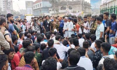 নারায়ণগঞ্জে ১২ দফা দাবিতে পোশাকশ্রমিকদের সড়ক অবরোধ