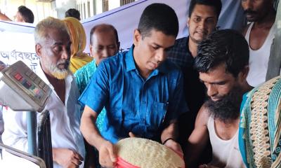 মোরেলগঞ্জ পৌরসভায় ভিজিএফ চাল বিতরন -পরিদর্শনে ইউএনও