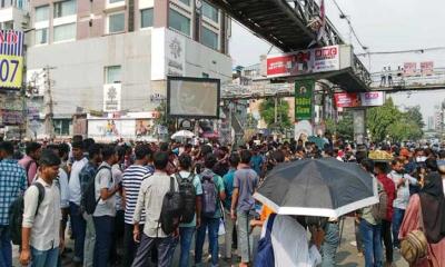 ফের সায়েন্সল্যাব মোড় অবরোধ করেছেন ৭ কলেজের শিক্ষার্থীরা