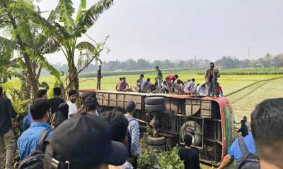 নিয়ন্ত্রণ হারিয়ে ইবির শিক্ষার্থীবাহী বাস ধানক্ষেতে, আহত ২৫