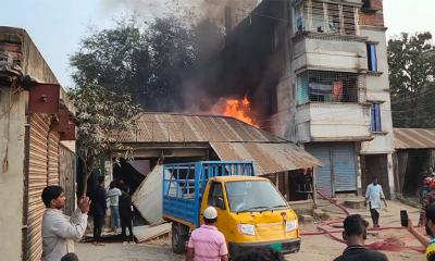 রূপগঞ্জে এলপিজি গ্যাস সিলিন্ডারের গোডাউনে ভয়াবহ আগুন