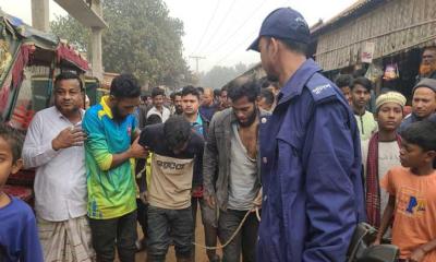 গাজীপুরে চোর সন্দেহে জনতার হাতে আটক তিন, গণধোলাই দিয়ে পুলিশে সোপর্দ