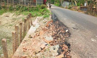 বাউফলে নির্মাণের পরের দিনই সড়কে ধ্বস