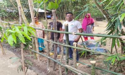 বাড়ির সামনে বাঁশের বেড়া; অবরুদ্ধ পাঁচটি পরিবার