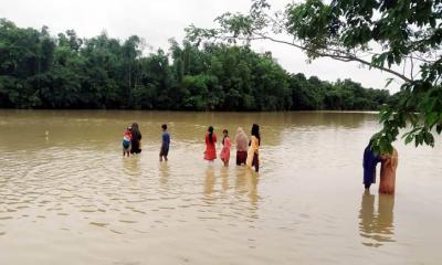 মৌলভীবাজারে ভয়াবহ বন্যায় লাখ লাখ পানিবন্দি মানুষ দুর্ভোগে