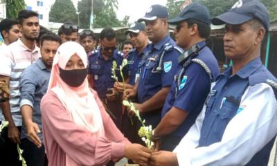 কাজে যোগ দেওয়ায় ট্রাফিক পুলিশ সদস্যদের ফুল দিয়ে শুভেচ্ছা জানালেন শিক্ষার্থীরা