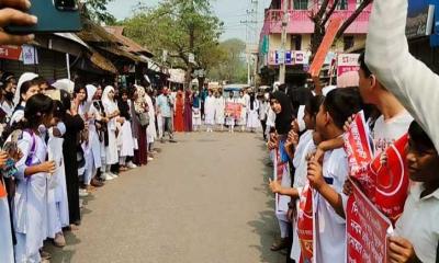 টঙ্গীবাড়ীতে স্কুল ছাত্র হত্যার বিচারের দাবিতে মানববন্ধন