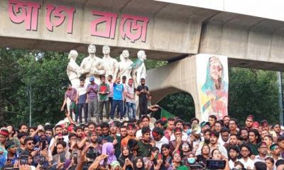 বৈষম্যবিরোধী ছাত্র আন্দোলনের বিকেলে শাহবাগ থেকে ধানমন্ডি পদযাত্রা