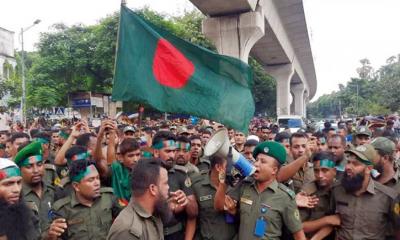 চাকরি জাতীয়করণের দাবিতে প্রেস ক্লাব‍‍`র সামনে আনসার সদস্যরা