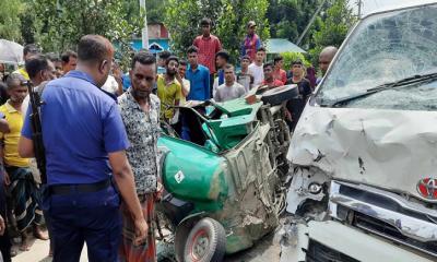 সিরাজগঞ্জে সড়কে সিএনজি-মাইক্রোবাস সংঘর্ষে নিহত ৫